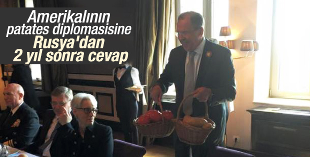 Rusya'da John Kerry'ye patates ve domates hediyesi