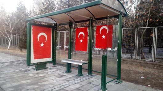 kayseri de otobus duragina turk bayragi asildi