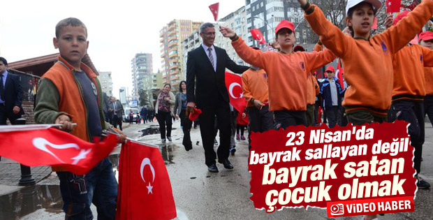 23 Nisan'da bayrak satan minik Efe