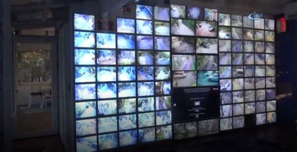 Adnan Oktar'ın 98 ekranlı kamera odası