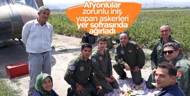 Zorunlu iniş yapan helikopterdeki askerlere yer sofrası