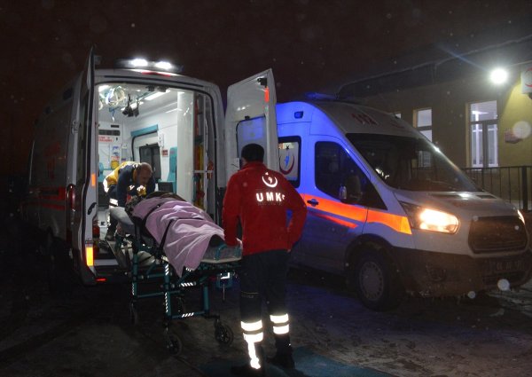 Ağrı'da göçmenleri taşıyan minibüs devrildi: 33 yaralı