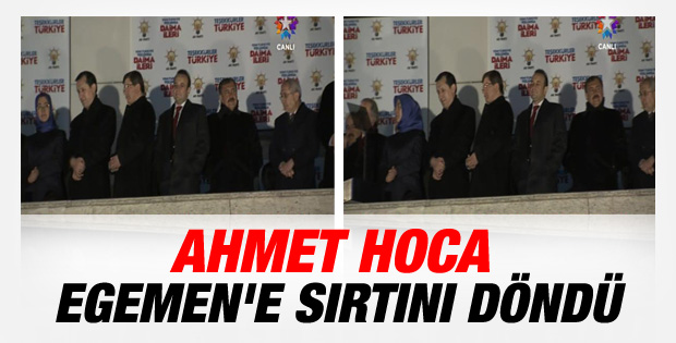 Ahmet Davutoğlu balkonda Egemen Bağış'a sırtını döndü