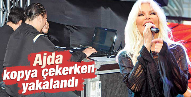 Ajda Pekkan'ın şarkı sözlerini hatırlatma ekibi
