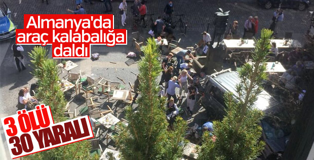 Almanya'da araç yayaları ezdi