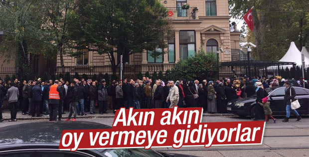 Hafta sonu Almanya'daki sandıklarda kuyruk oluştu