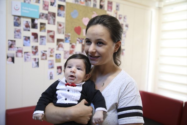 Expectant mothers learn to breastfeed at the Pregnant School #1