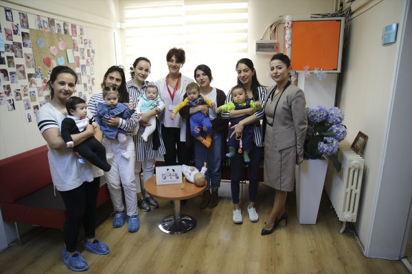 Expectant mothers learn to breastfeed at the Pregnant School #2