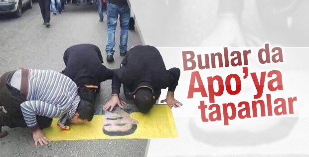 Kobani'de PYD'liler Apo bayrağını öptü