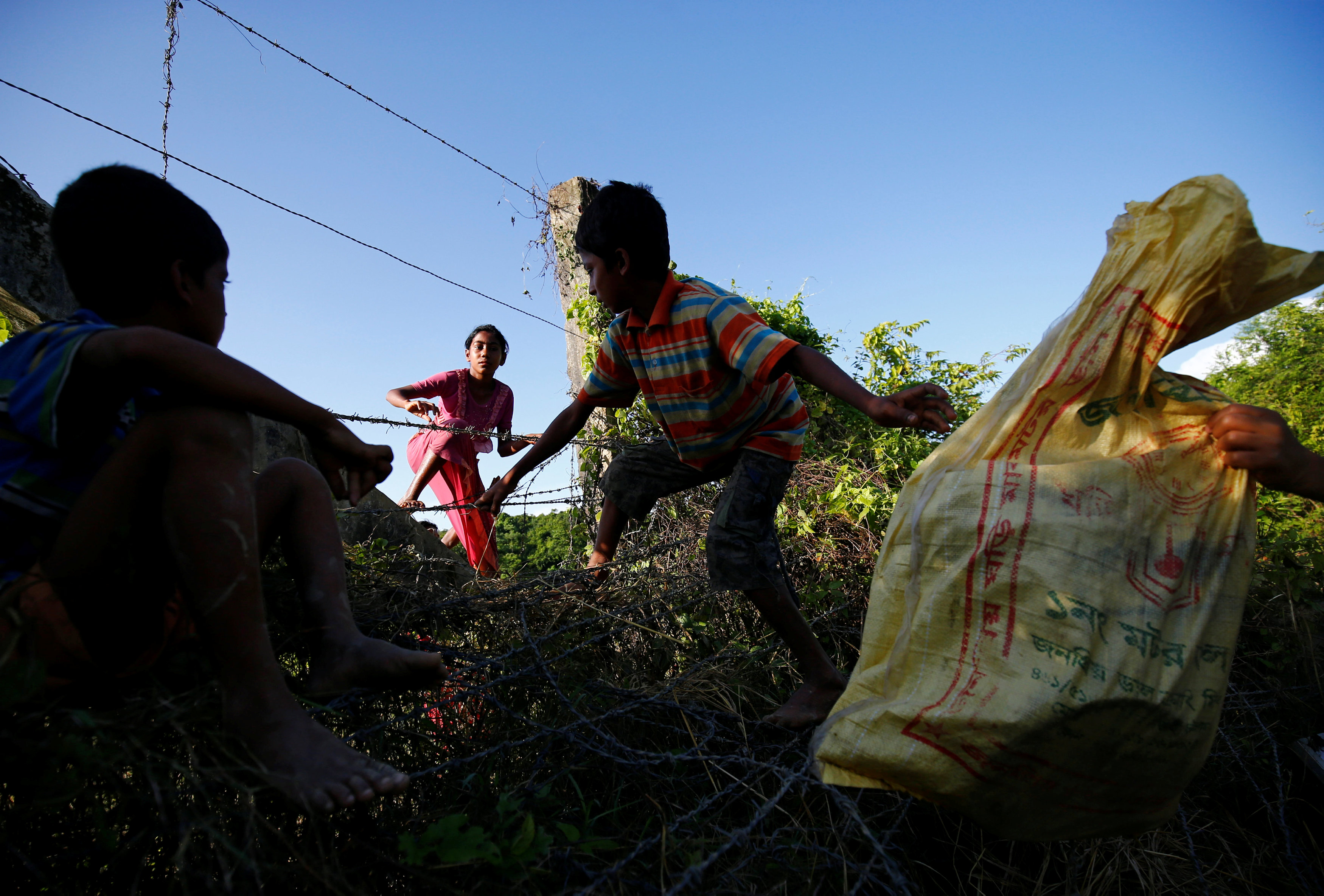 Бангладеш невеста в джунглях. Tinysucker Kutupalong Rohingya littleteenie.