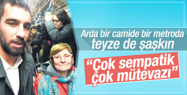 Arda Turan İstanbul'da metroda selfie çekti