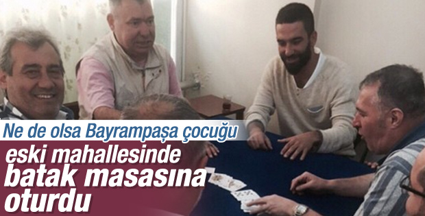 Arda Turan eski mahallesi Bayrampaşa'yı ziyaret etti