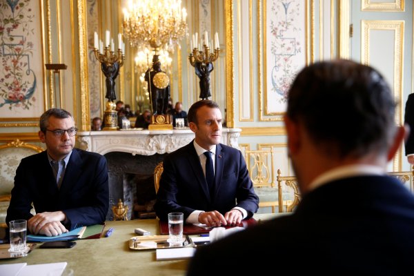 Macron'dan Sarı Yelekliler ile görüşün talimatı