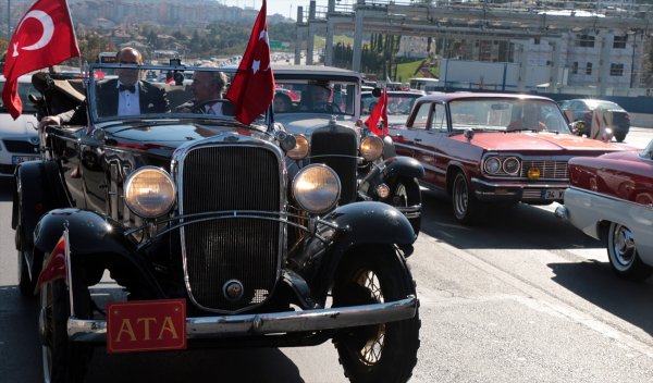 Atatürk'ün benzeri Cumhuriyet konvoyunda