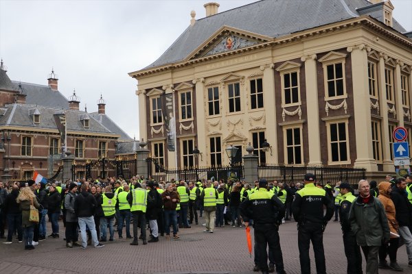 Sarı Yelekliler'in protestosu Hollanda'ya sıçradı