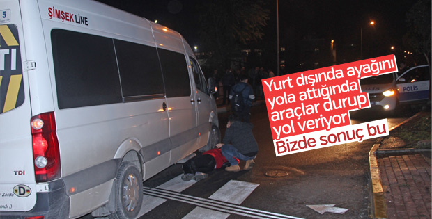 Yaya geçidinden geçen kadına minibüs çarptı