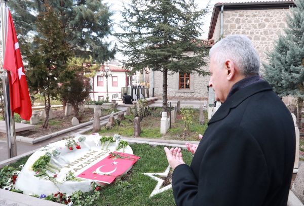 Başbakan, Muhsin Yazıcıoğlu'nun kabrini ziyaret etti