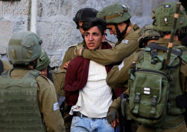 İsrail askerleri çocukları gözaltına alıyor