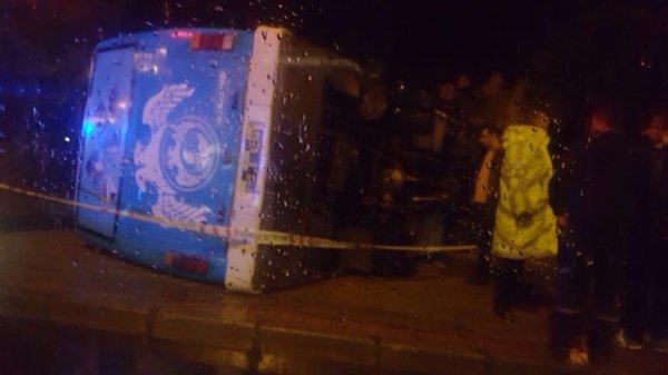 Antalya'da askerleri taşıyan minibüs devrildi
