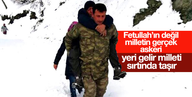 Osmaniye'de Mehmetçik vatandaşı sırtında taşıdı