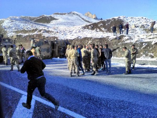 Askeri konvoyda kaza: 15 asker yaralı