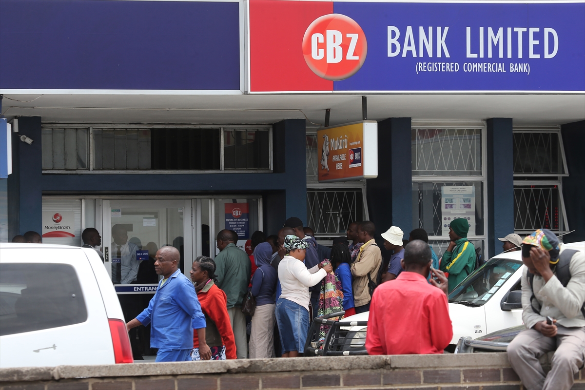 Zimbabve'de askerleri görenler ATM'lere koştu