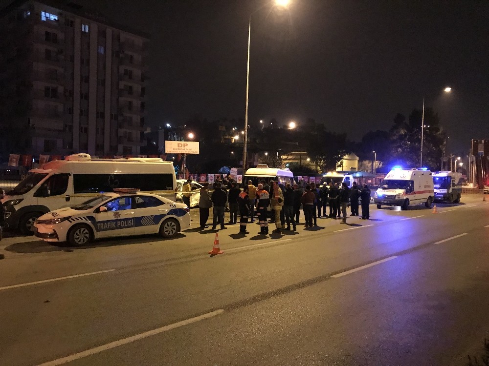 İzmir'de otomobil minibüslere çaptı: 2 ölü