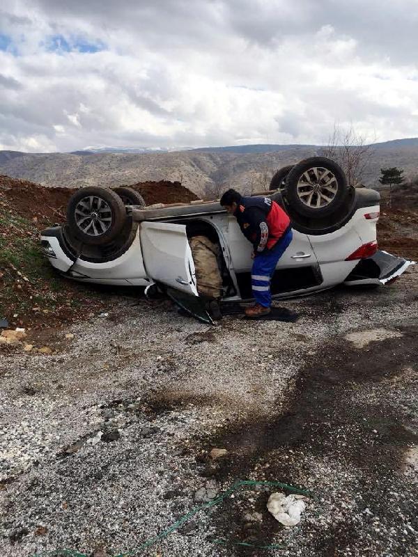 Elazığ'da takla atan otomobil ters döndü: 3 yaralı