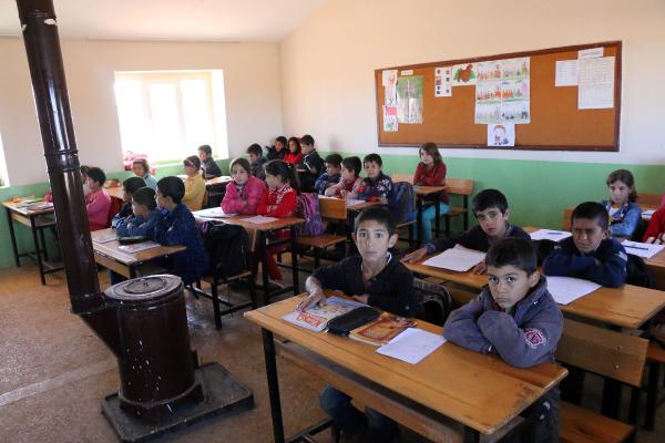 Şehit Necmettin öğretmen adının verildiği okulda anıldı