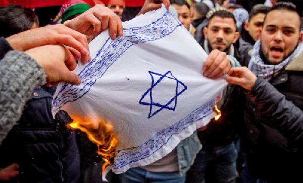 Almanya'da İsrail bayrağını yakan 10 kişi tutuklandı