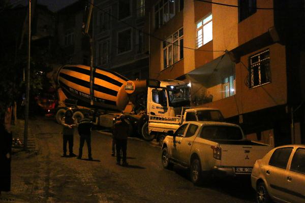 Beton mikseri evin yatak odasına daldı