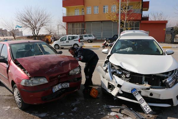 Adıyaman'da iki otomobil çarpıştı: 8 yaralı