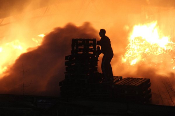 Gebze'de bir palet fabrikası alev alev yandı