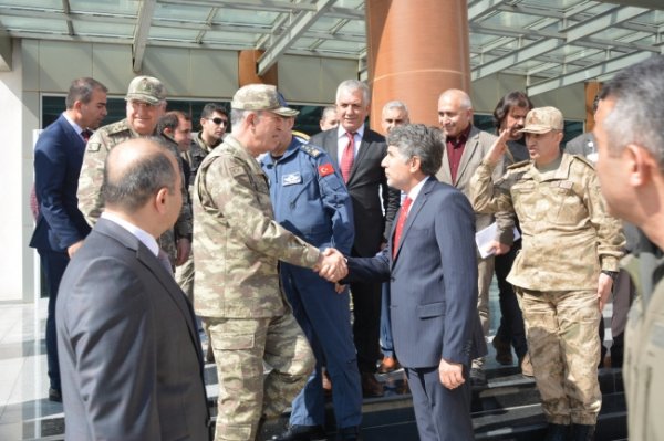 Genelkurmay Başkanı Akar’dan yaralı askerlere ziyaret