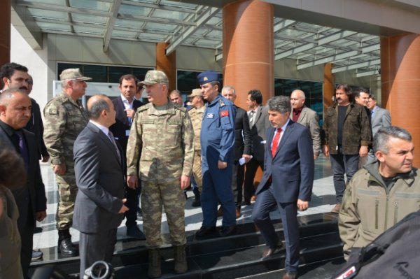 Genelkurmay Başkanı Akar’dan yaralı askerlere ziyaret