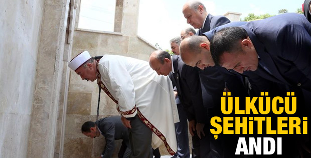 Bahçeli Ülkücü Şehitler Anıtı'nda namaz kıldı