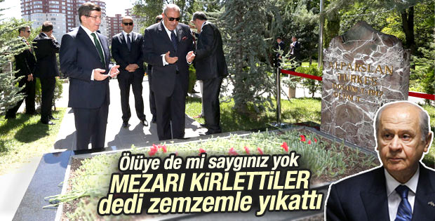 Türkeş’in mezarı zemzem ve gül suyu ile yıkandı