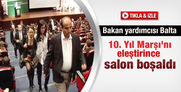 Bakan yardımcısı 10. Yıl Marşı'nı eleştirdi salon boşaldı - izle