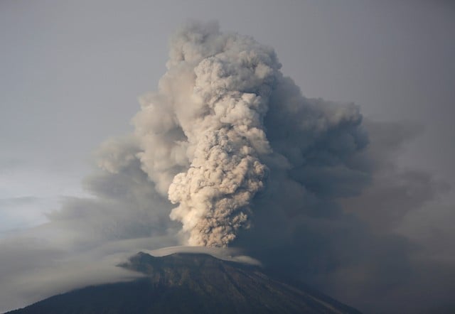 Bali Adası'nda Agung Yanardağı yeniden faal