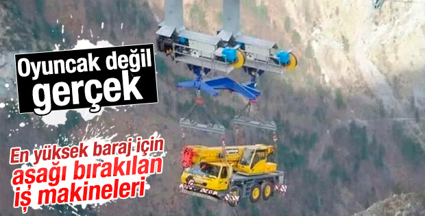 Artvin barajının iş makineleri havada taşındı