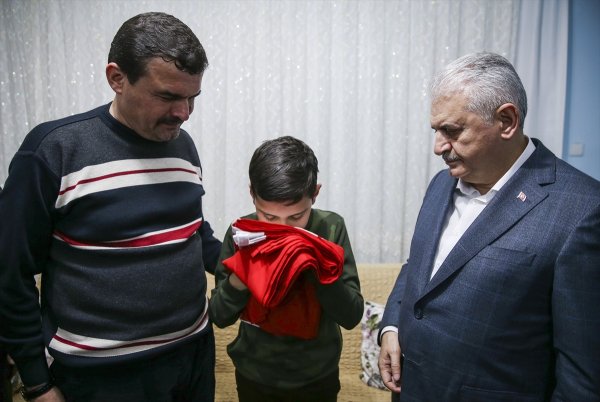 Başbakan Yıldırım İzmir'de şehit ailelerini ziyaret etti