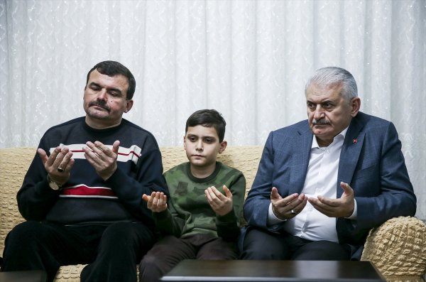 Başbakan Yıldırım İzmir'de şehit ailelerini ziyaret etti