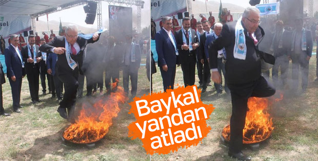 Baykal, hıdırellez ateşinin üstünden atladı