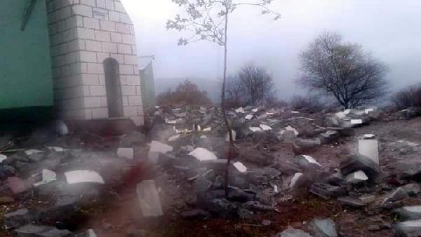 Elazığ'da yıldırım cami minaresini yıktı