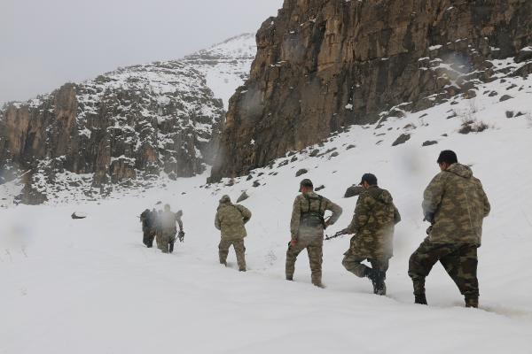 Kato Dağı'nda 1 metre karda PKK'lı arıyorlar