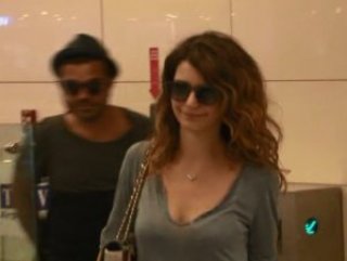 Beren Saat In Merak Edilen Kardesi Foto Galerisi