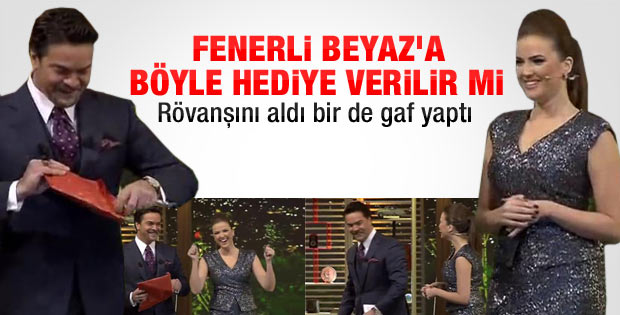 Simge Fıstıkoğlu Beyaz'a Sneijder forması hediye etti