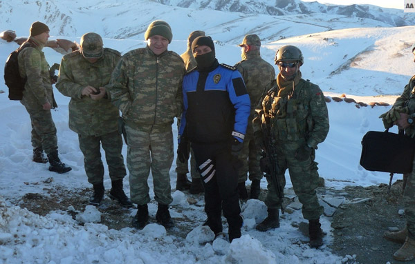 Emniyet müdüründen Buzul Dağı'ndaki Mehmetçik'e ziyaret