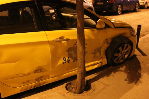 Şişli'de polisten kaçan otomobil kaza yaparak durabildi
