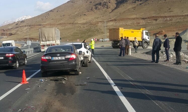 Elazığ'da zincirleme kazada 4 kişi yaralandı